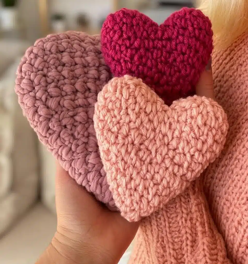 Colorful amigurumi hearts handmade with yarn, perfect for gifts and decorations.